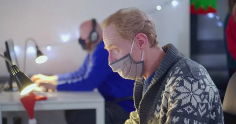 Man in face mask working on computer in open space office Stock-Footage 144267861