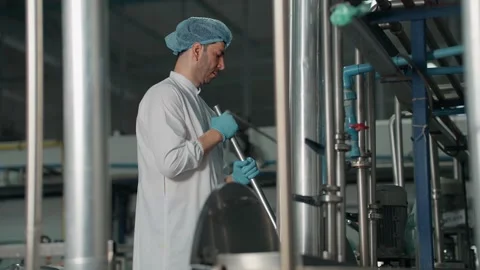 Man in factory 스톡 동영상 333553541