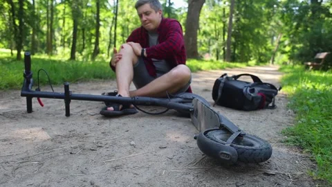Man fall when riding an electric scooter. Riding an e-scooter without protective Video stock 247360246