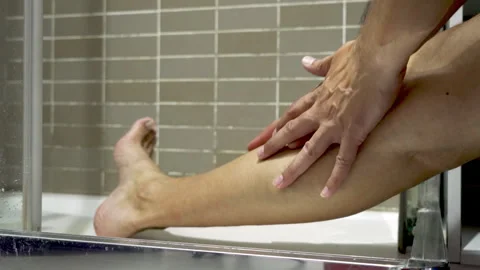 Man falling in bathroom Vidéo 317493832