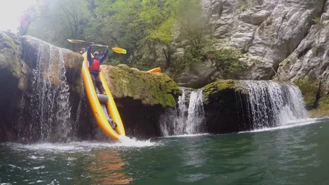 Man falling down waterfall in Kayak 库存影片 93007788