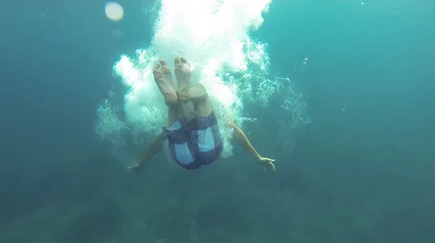 Man falling into the sea - Underview - SlowMotion Видео 37465845