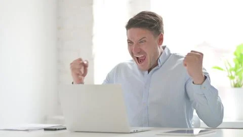 Man Feeling Angry While using Laptop Foto stock