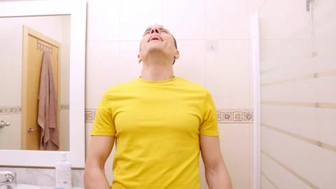 Man feeling super comfortable when he is peeing Vídeos de archivo 309431983