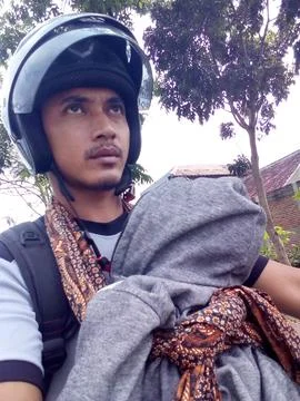 A man feels exhausted while carrying his sleepy child Fotos Stock