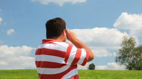 Man in a field look into binoculars 库存影片 771244