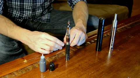 Man filling an electronic cigarette with e-juice. Stock-Footage 32938117