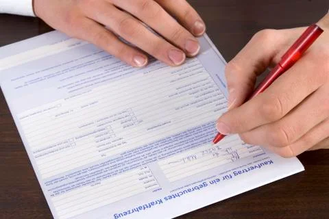 Man filling in form, elevated view Foto stock