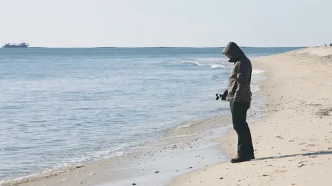 Man Filming on the beach during a cold day Vídeo Stock 75168961