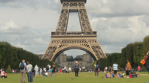 Man filming before the eiffel tower Video stock 41492552