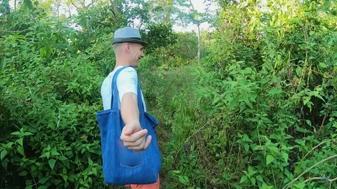 Man find something in the jungle Vídeos de archivo 128636460