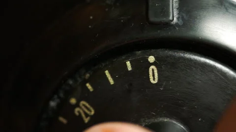 MAn Fingers Setting The Timer On An Old And Dirty Electric Oven Video stock 63160184