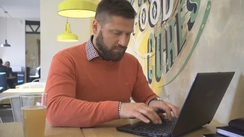 Man finish working on laptop computer, drink beer and relax, rest, steadicam 库存影片 73291849