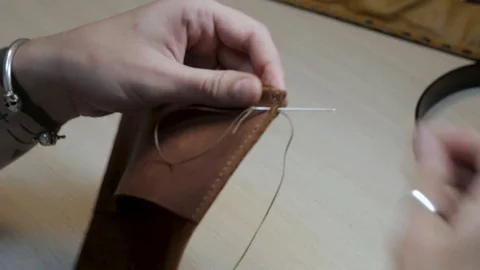 Man finished creates a brown leather wallet with his own hands with a needle, 스톡 동영상 82056030