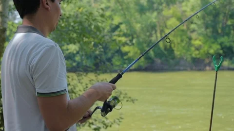 Man fishing in river 库存影片 82724006