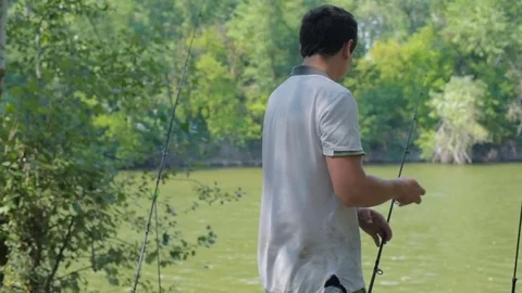 Man fishing in river Vidéo 82724100