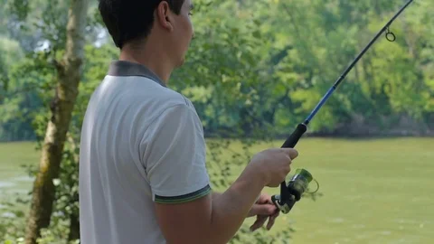 Man fishing in river Vidéo 82724194