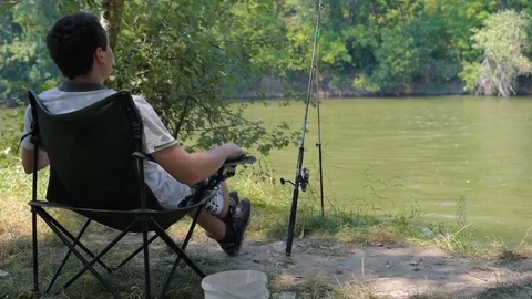 Man fishing in river 库存影片 82724268