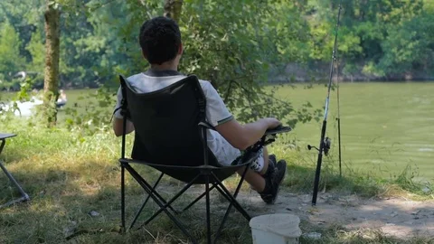 Man fishing in river Vidéo 82724277