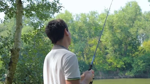 Man fishing in river 库存影片 82724865