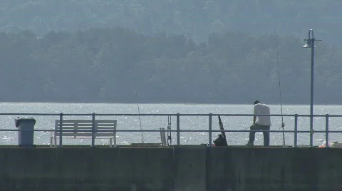 Man Fishng from a Jetty 库存影片 415399