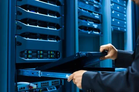 Man fix server network in data center room Foto stock