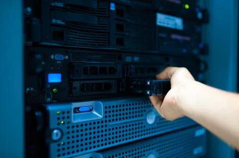 Man fix server network in data center room Foto stock