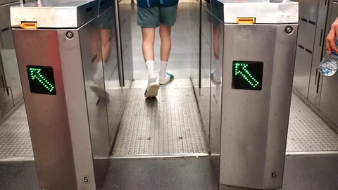 Man with flip flops crossing the subway doors Vídeo Stock 125397221