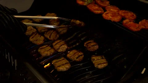 The man flips the meatballs on the barbecue Vidéo 279144746