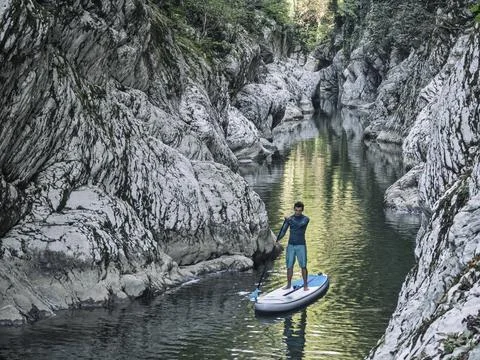 Man floating on SUP Fotos de archivo