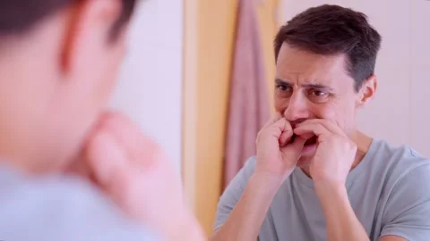 Man flossing teeth in bathroom mirror 스톡 동영상 311793509