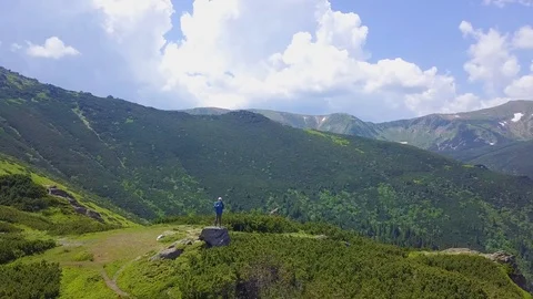 Man fly the drone Stockbeeldmateriaal 111134856