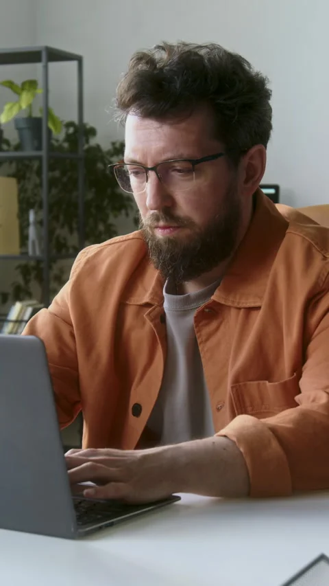 Man Focused on Work in Office Vídeos de archivo 313485055
