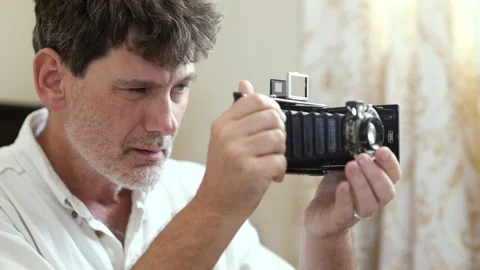 Man focuses old camera 動画素材 201500943