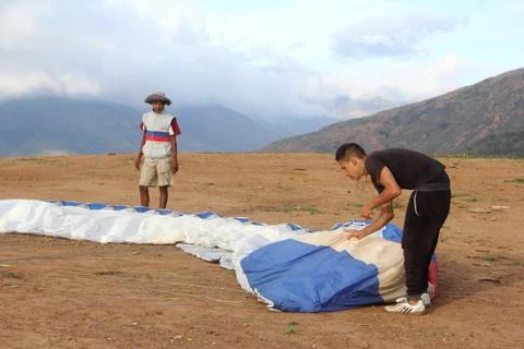 Man Folding Parachute Foto stock