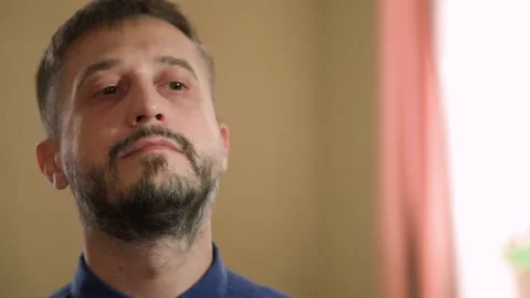 Man fooling around in front of a mirror. Grimaces, motivates himself. Vídeo Stock 168983468