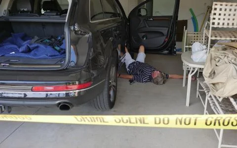 MAN FOUND DEAD IN GARAGE Foto stock