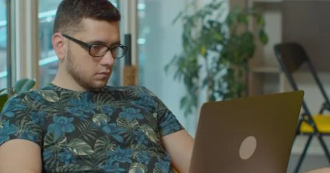 Man freelancer using laptop online working in internet, guy typing on computer Foto stock