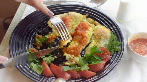 The man is fried eggs Vídeo Stock 94540498