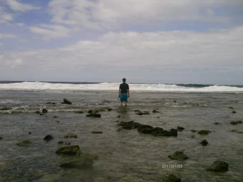 Man in front of breakers 库存照片