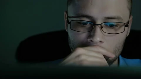 Man in front of the computer. IT worker. Buisnessmen. Analysis of problems 库存影片 88995578