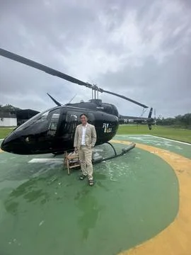 Man in front of a Helicopter Foto stock