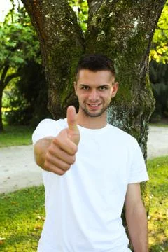 Man in front of a tree with thumb up Foto stock