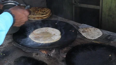 Man frying paratha 스톡 동영상 94570379