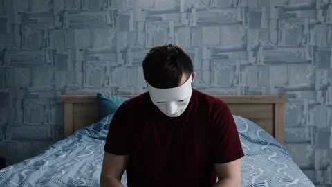 Man in the full face mask raises his head and looks away Video stock 133181633