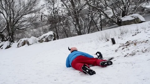 Man in a funny hat with snowboard, having fun in the park Video stock 70731077