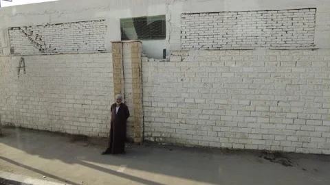 A man in Galabia waves hello in Cairo Video stock 202217183