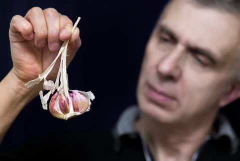 Man With Garlic 库存照片