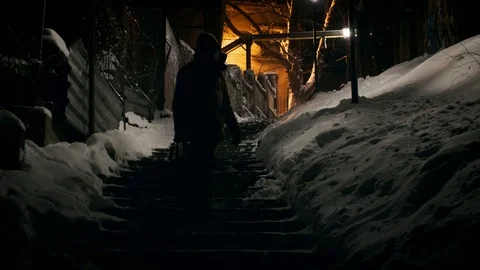 Man in gas mask goes down the stairs through the camera. Natural strobe light 動画素材 102114334