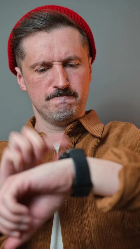 A man gestures while using a non-working smartwatch Видео 337643138